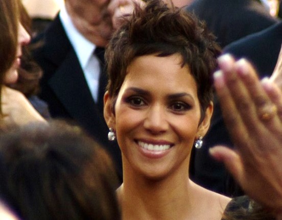 Halle Berry Pixie cut2